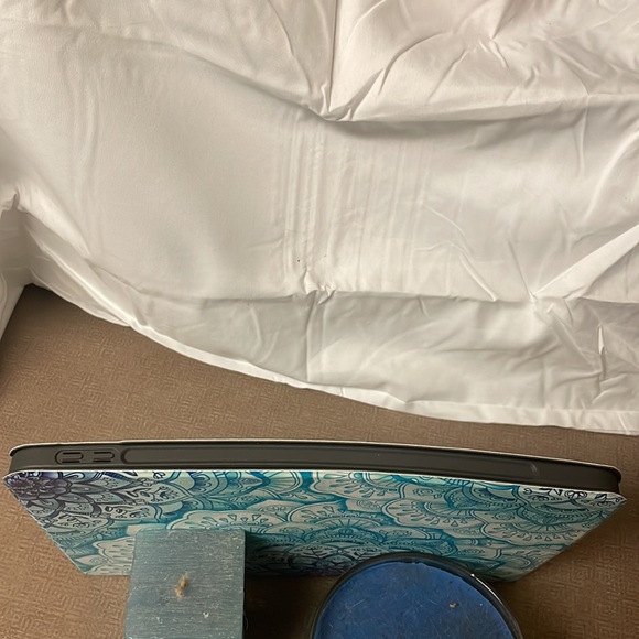 NWT Apple iPad cover, 5th generation 2020-2022. Never been used. Fits 10.9 inch. - Picture 13 of 16